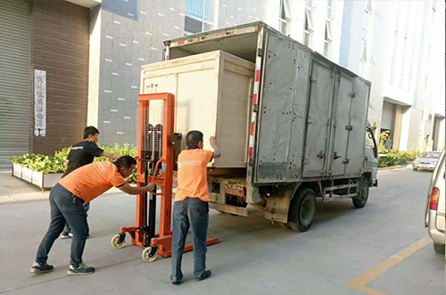 蘭州客戶SMT設(shè)備專車送貨，貨到上門安裝調(diào)試