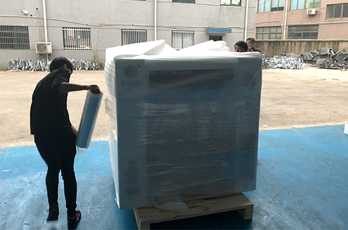 深圳客戶SMT設(shè)備專車送貨，貨到上門安裝調(diào)試